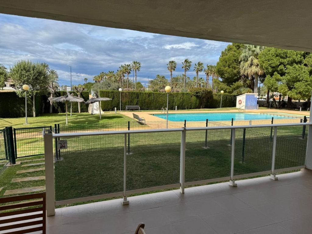 Bajo con jardin junto a la playa