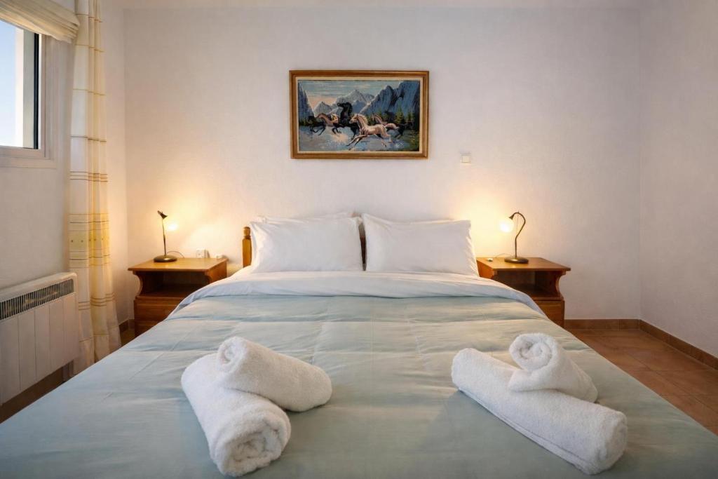 a bedroom with a bed with towels on it at Incavo in Potamós