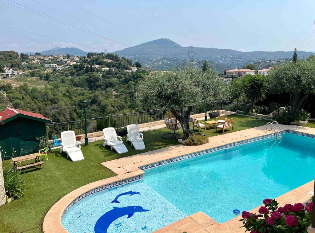 Apartment with pool and mountain view