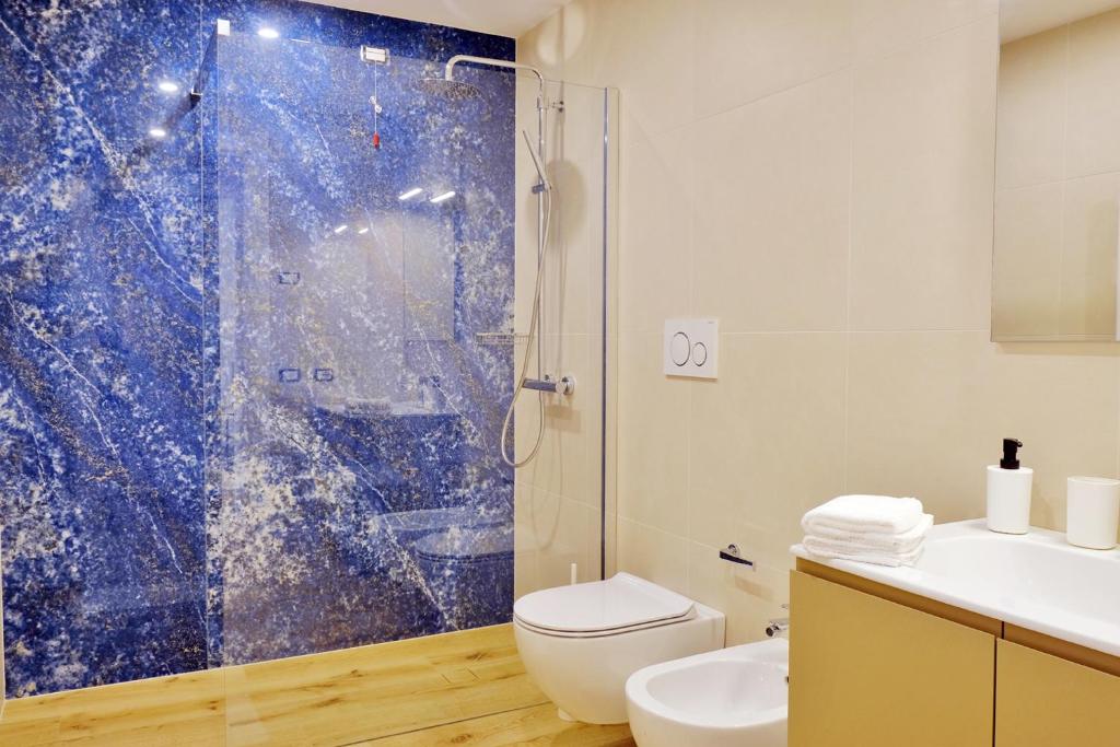 a bathroom with a shower and a toilet and a sink at Le Mele - Alle 5 Torri in Mezzolombardo