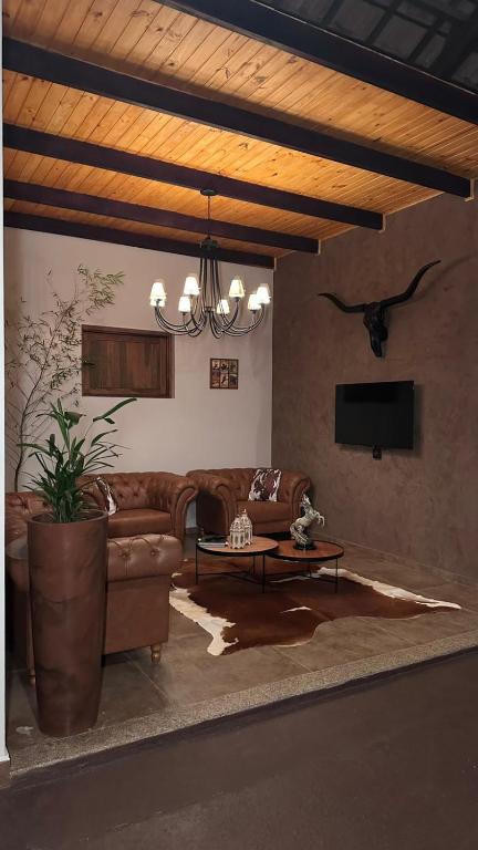 a living room with a couch and a table at The Barn Experience - Mantiqueira in Sylvestre Ferraz
