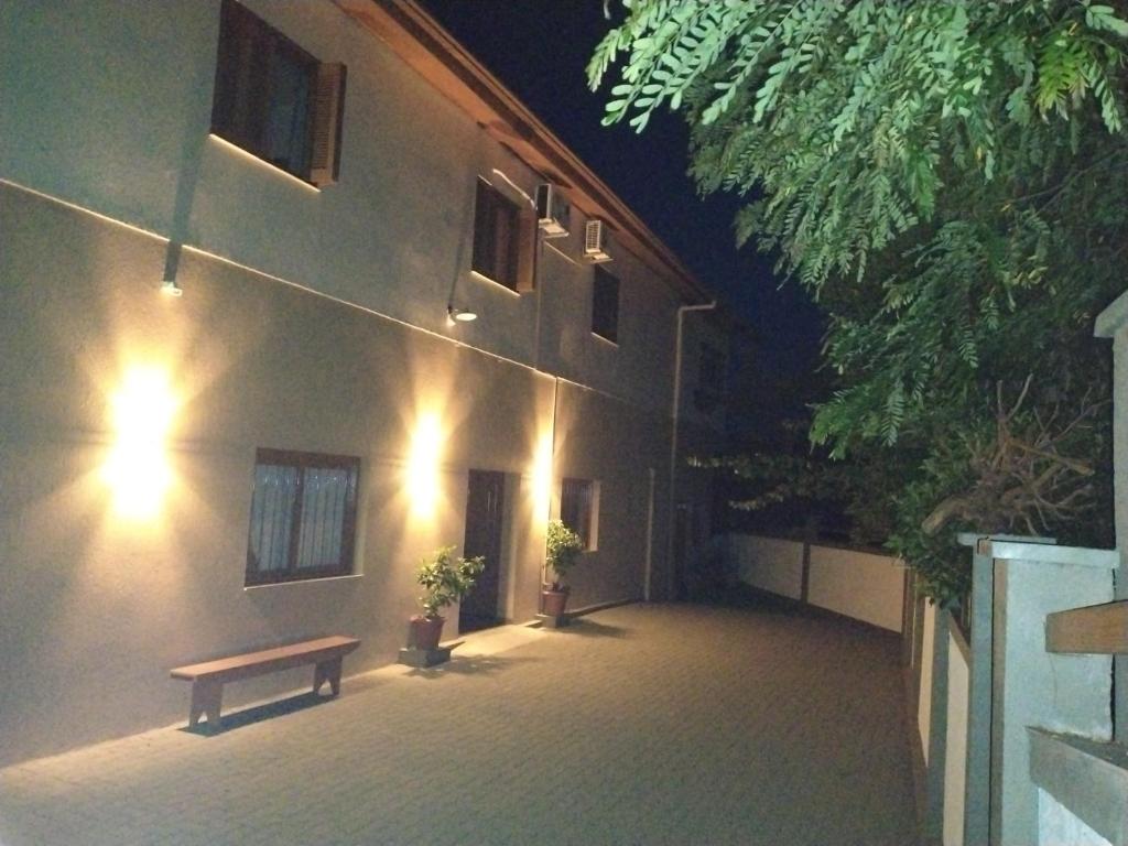a building with a bench in a courtyard at night at Pousada Relicário in Nova Petrópolis