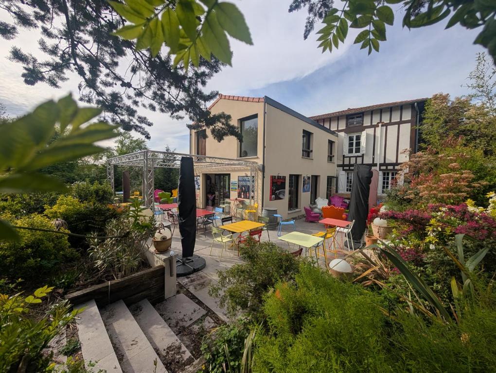 a garden with tables and chairs and a building at Hostelry restaurant privé in Écully