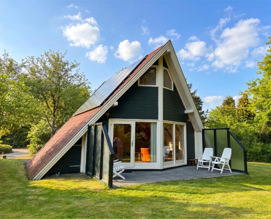 a frame house with a gambrel roof at Utpuster in Lauwersoog