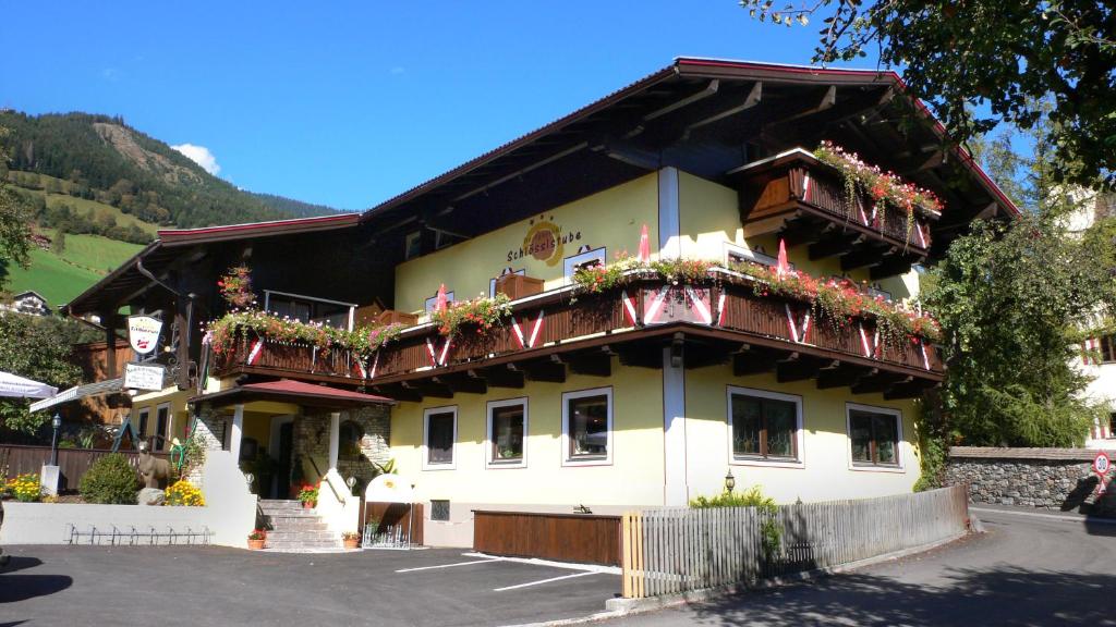 ein Gebäude mit Blumenkästen an der Seite in der Unterkunft Hotel Dorfgasthof Schlösslstube in Stuhlfelden