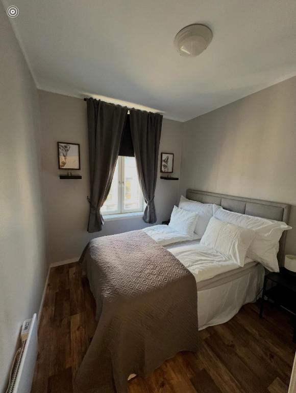 ein Schlafzimmer mit einem großen Bett und einem Fenster in der Unterkunft Harmony in Oslo