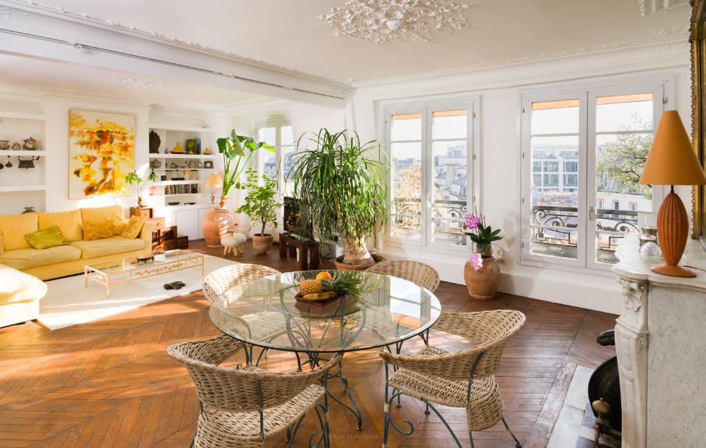 Grand Appartement Haussmannien au Cœur de Paris