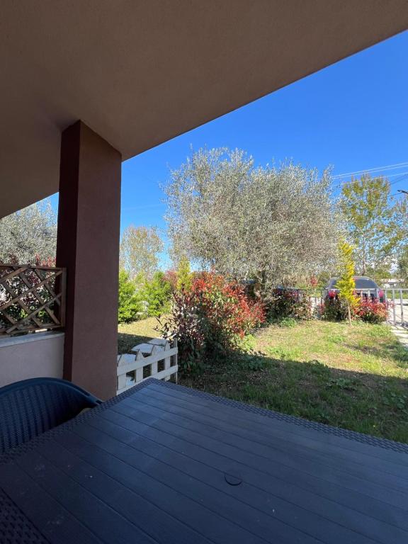 a wooden deck with a view of a yard at Sunnyside Apartments in Hamallë