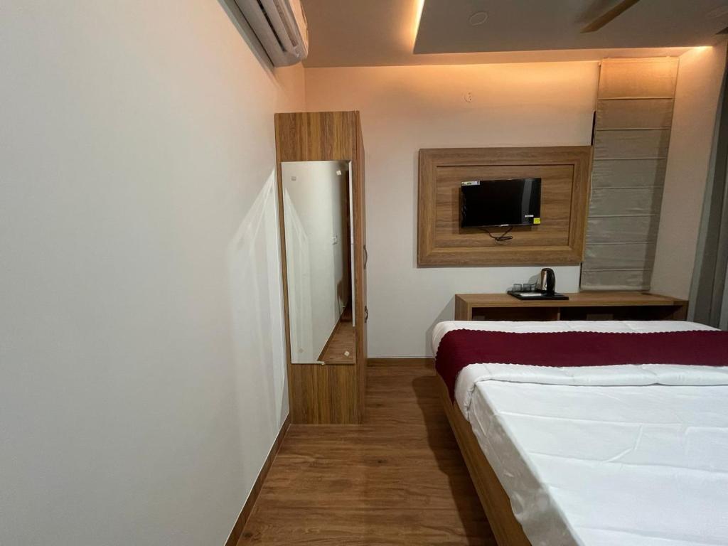 a hotel room with a bed and a television at Hotel jbs inn in Jaipur