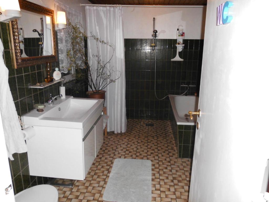 Ellekær-Gård في Dronninglund: حمام مع حوض ومرحاض ودش