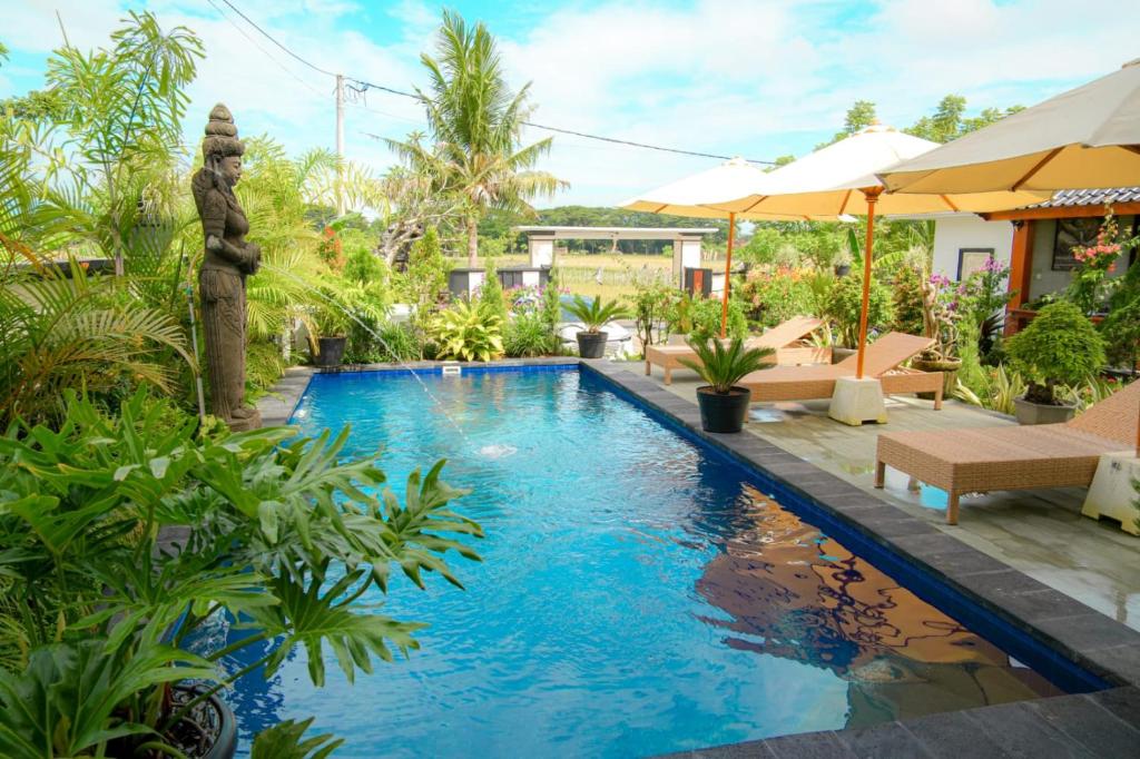 an image of a swimming pool in a resort at Villa Bagus in Lovina