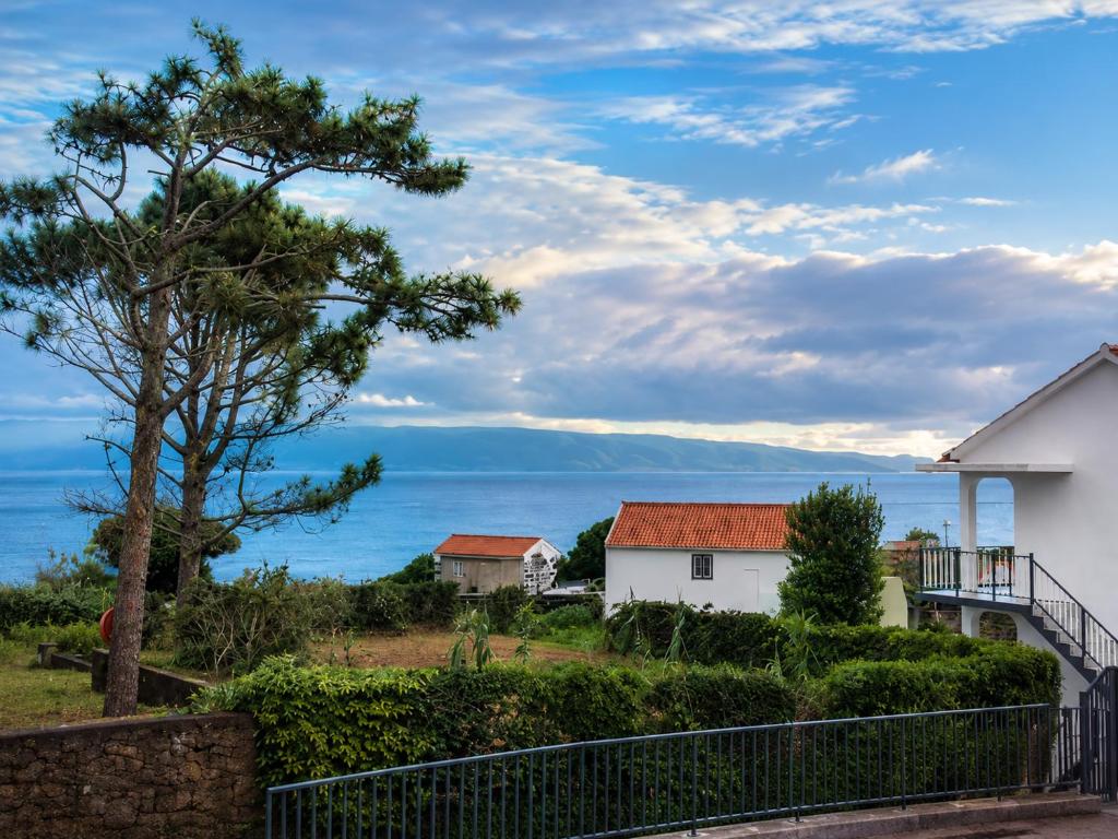 a view of the ocean from a house at Inn Fraga in Ribeirinha