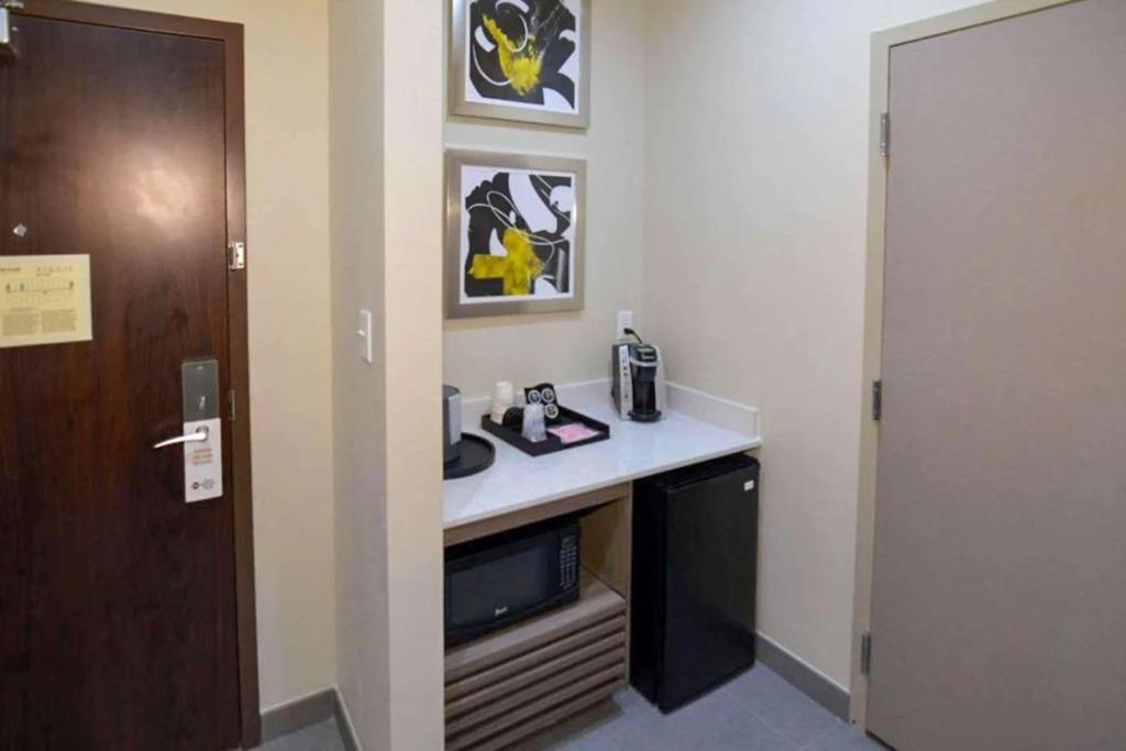 Comfort Inn & Suites Houston I-45 North - IAH - Queen Room With Two Queen Beds - Non-Smoking