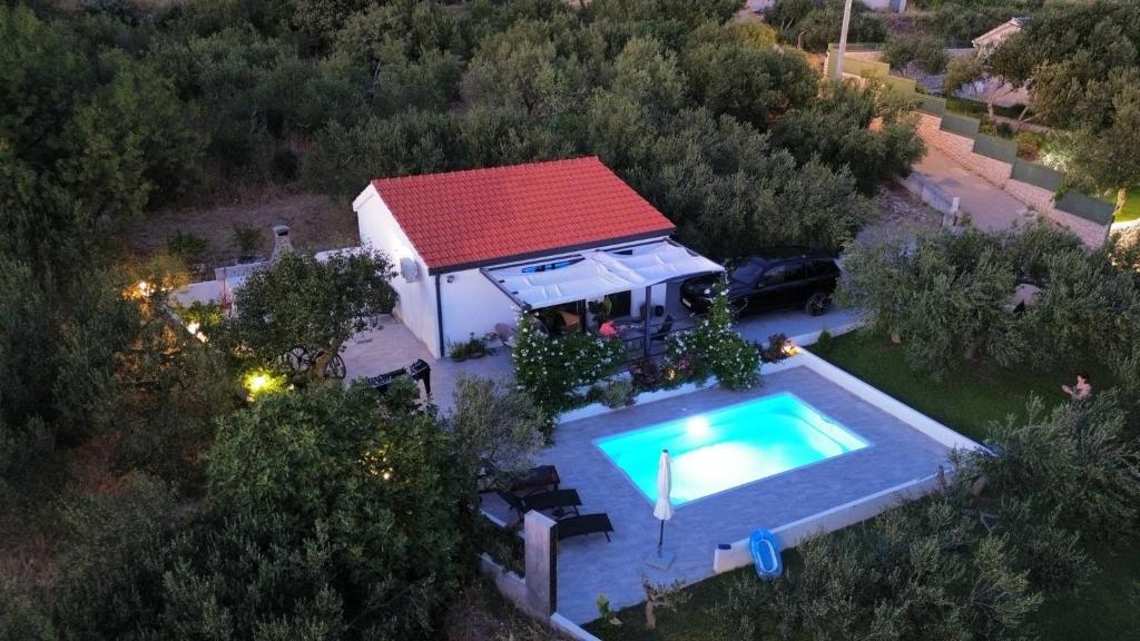 Family friendly house with a swimming pool Makarska - 25825