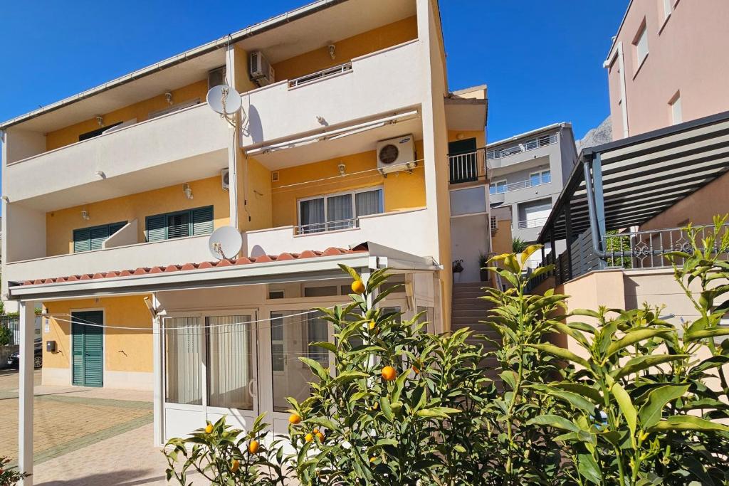 Apartments with parking space Makarska - 25826