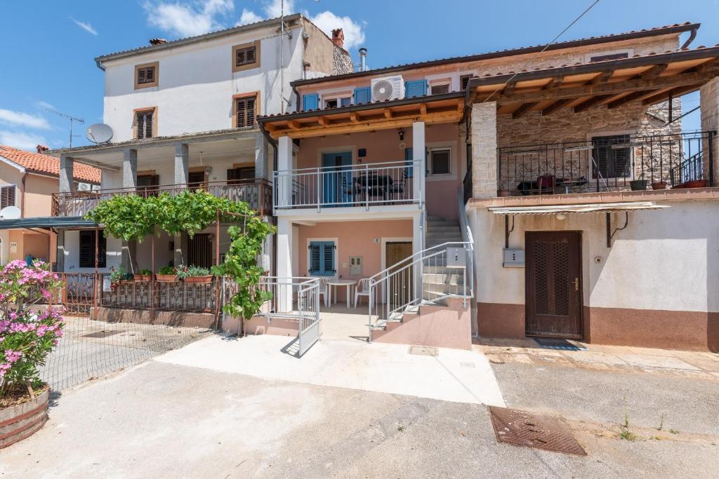 Apartments with parking space Novigrad - 25957