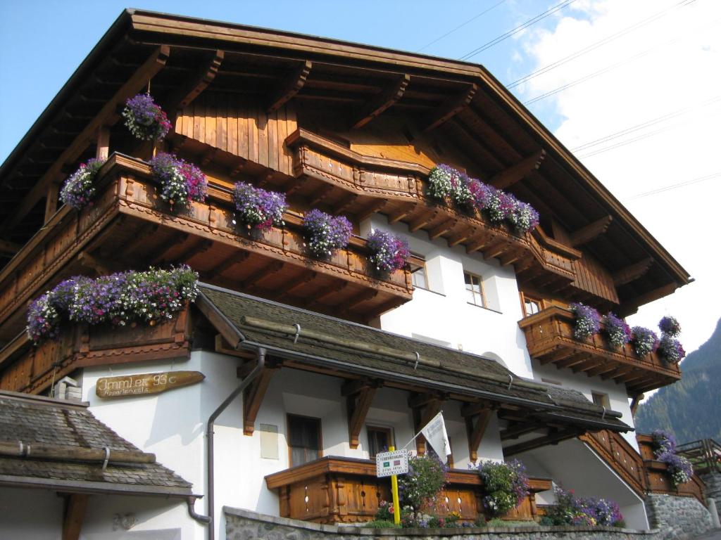 ein Gebäude mit Blumenkästen an der Seite in der Unterkunft Apartmenthaus Immler in Gaschurn