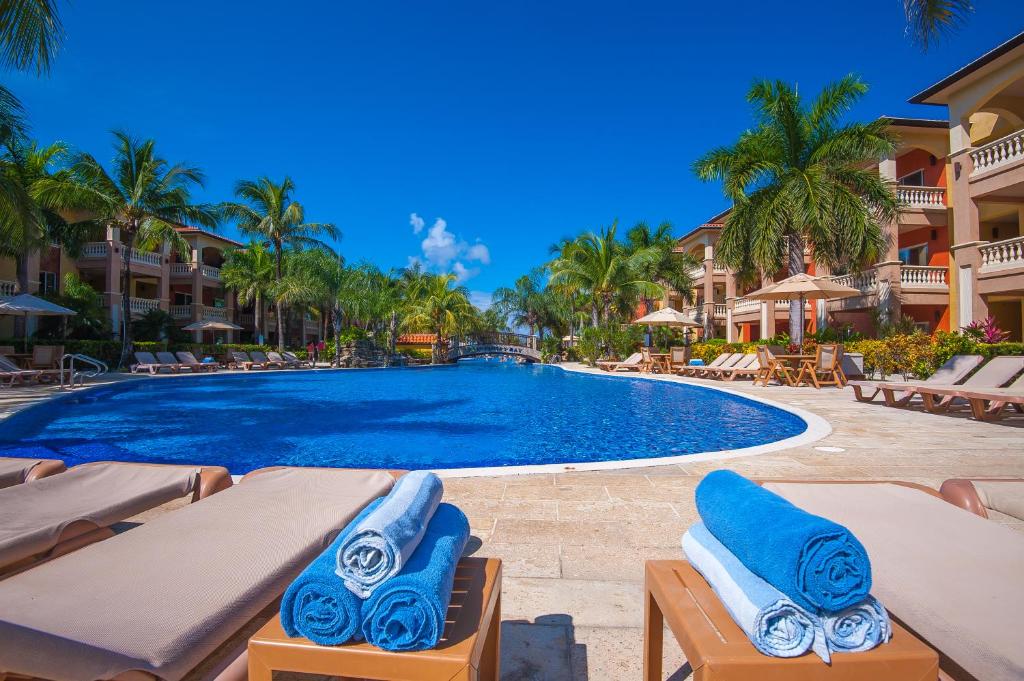 Bazén v ubytování Infinity Bay Spa & Beach Resort nebo v jeho okolí