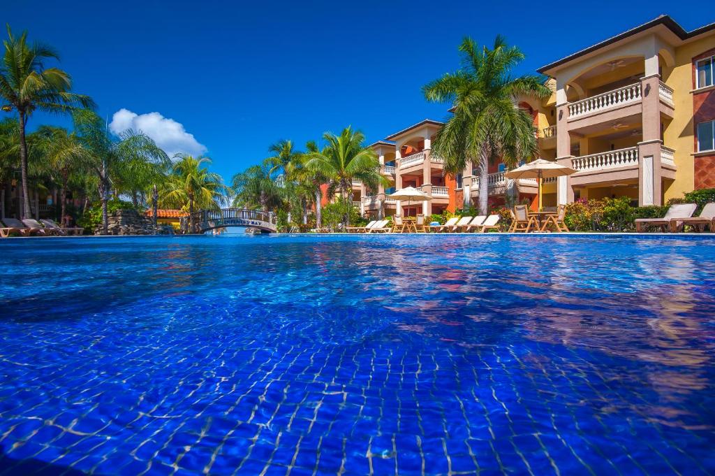 Bazén v ubytování Infinity Bay Spa & Beach Resort nebo v jeho okolí