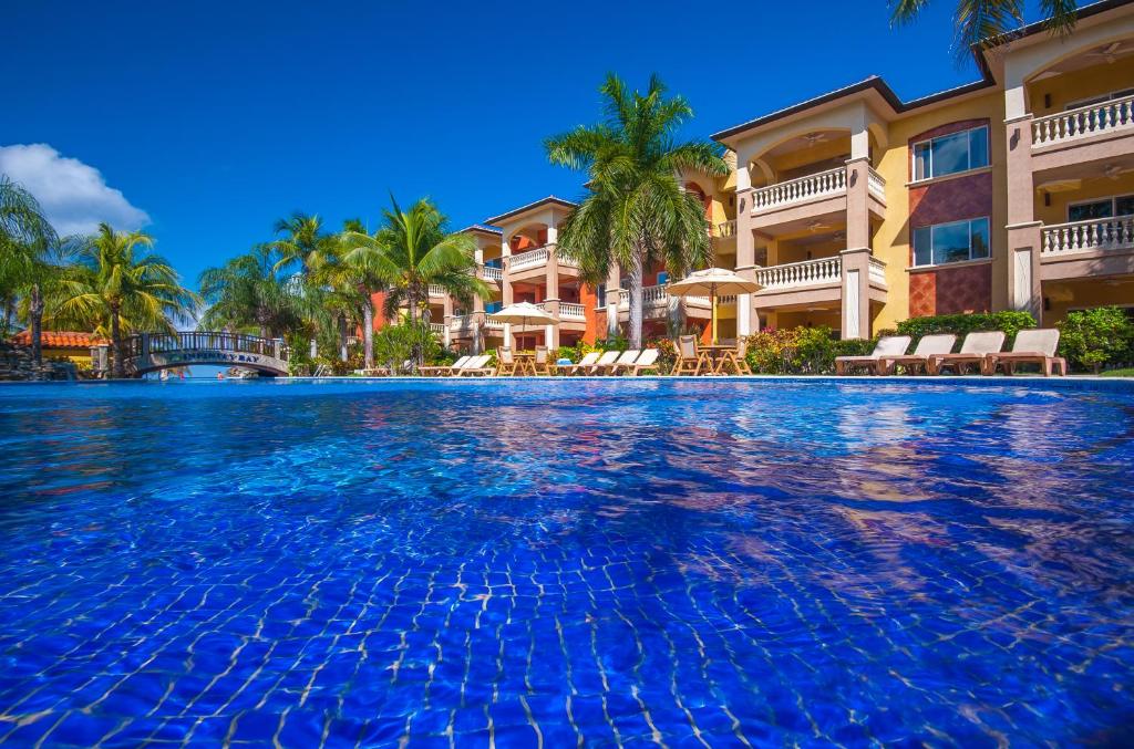 Bazén v ubytování Infinity Bay Spa & Beach Resort nebo v jeho okolí