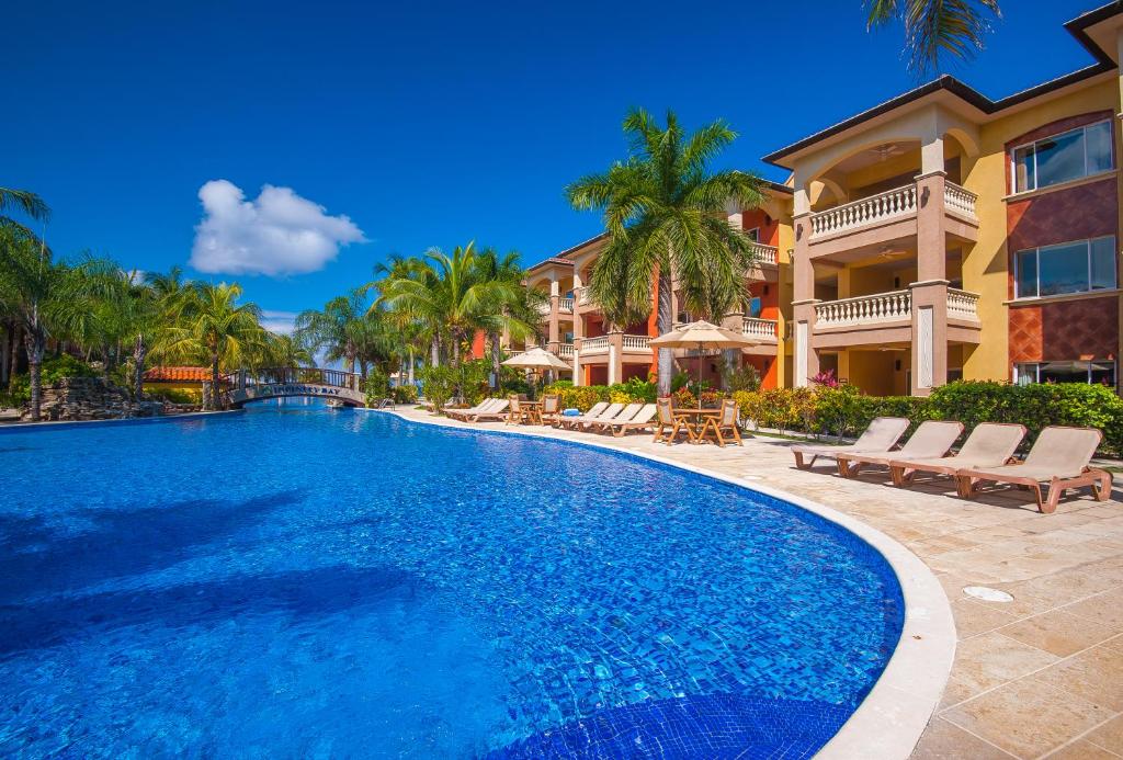 Bazén v ubytování Infinity Bay Spa & Beach Resort nebo v jeho okolí