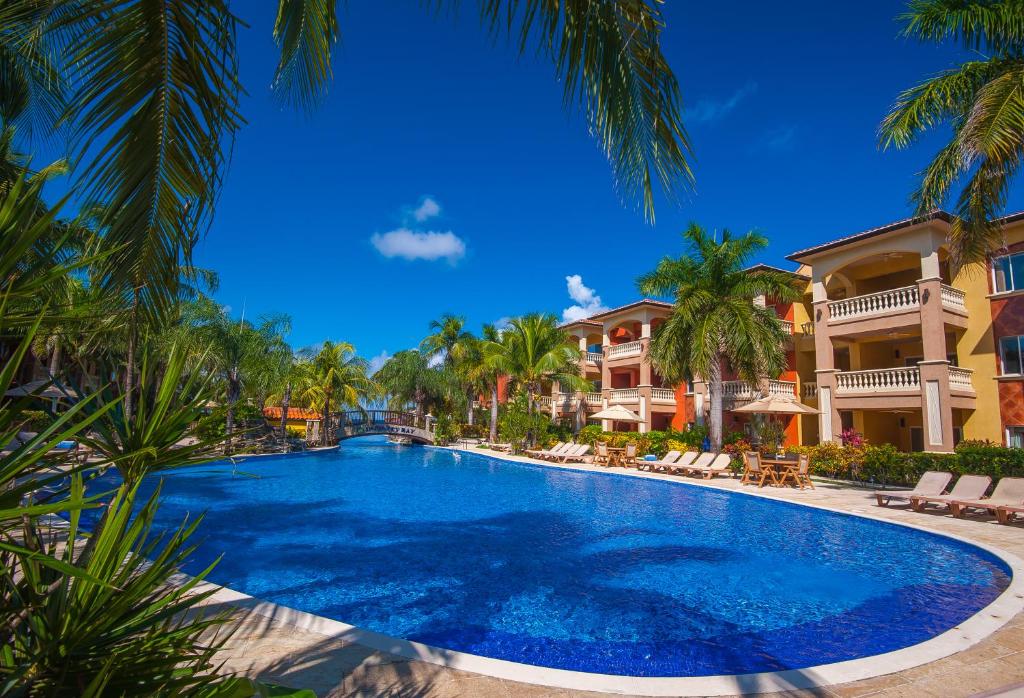 Bazén v ubytování Infinity Bay Spa & Beach Resort nebo v jeho okolí