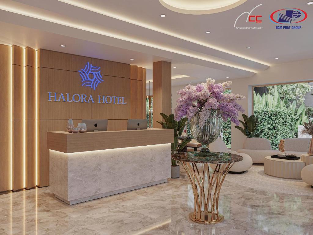 Die Lobby eines Luxushotels mit Rezeption in der Unterkunft Halora Ten Lua Hotel in Ho-Chi-Minh-Stadt