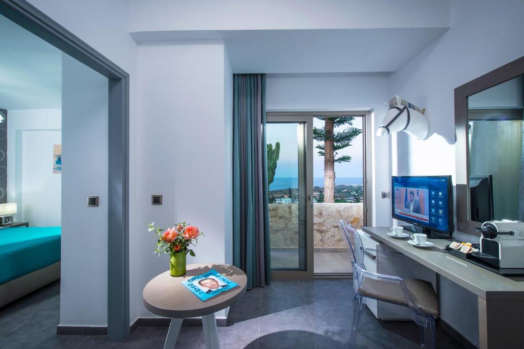 Televízia a/alebo spoločenská miestnosť v ubytovaní Happy Cretan Suites