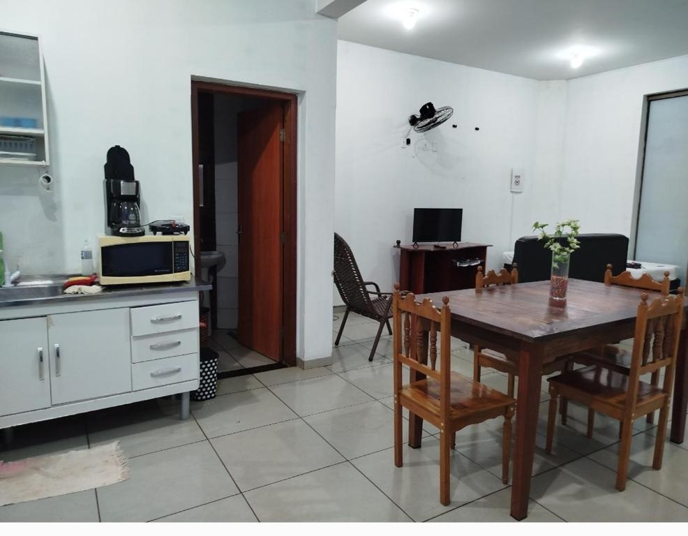 a kitchen and dining room with a table and chairs at Apto 1 Central em Fátima do Sul térreo in Fatima do Sul