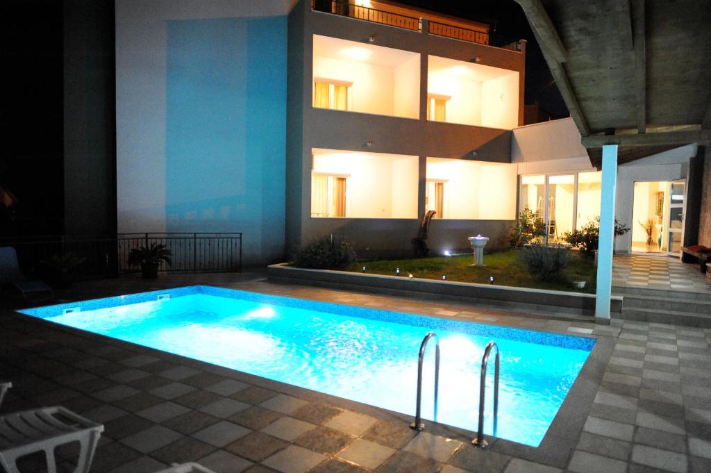 Bazén v ubytování Apartments&Rooms Jelavić nebo v jeho okolí