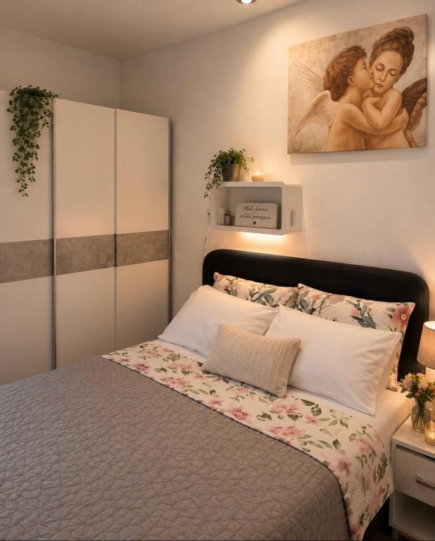 a bedroom with a bed and a painting on the wall at Apartment ALMA- Vodnjan- smještaj blizina mora sa besplatnim javnim parkingom in Vodnjan
