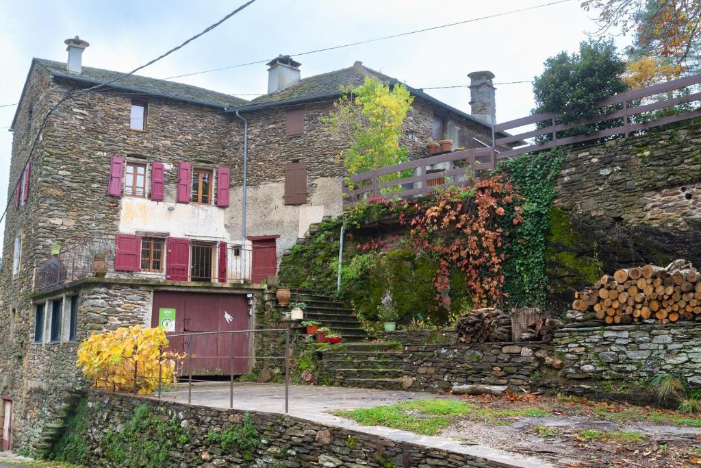 an old stone house with a red door at Ecogîte cévénola 3 personnes in Molezon
