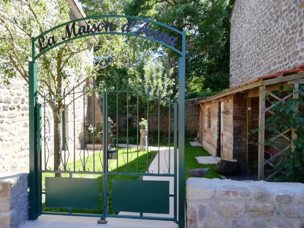 a green gate with the words you want to enter at La maison d'anna in Langogne