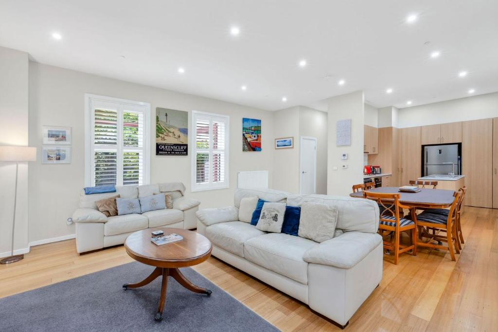 ein Wohnzimmer mit Sofa und Tisch in der Unterkunft Elenora in Queenscliff