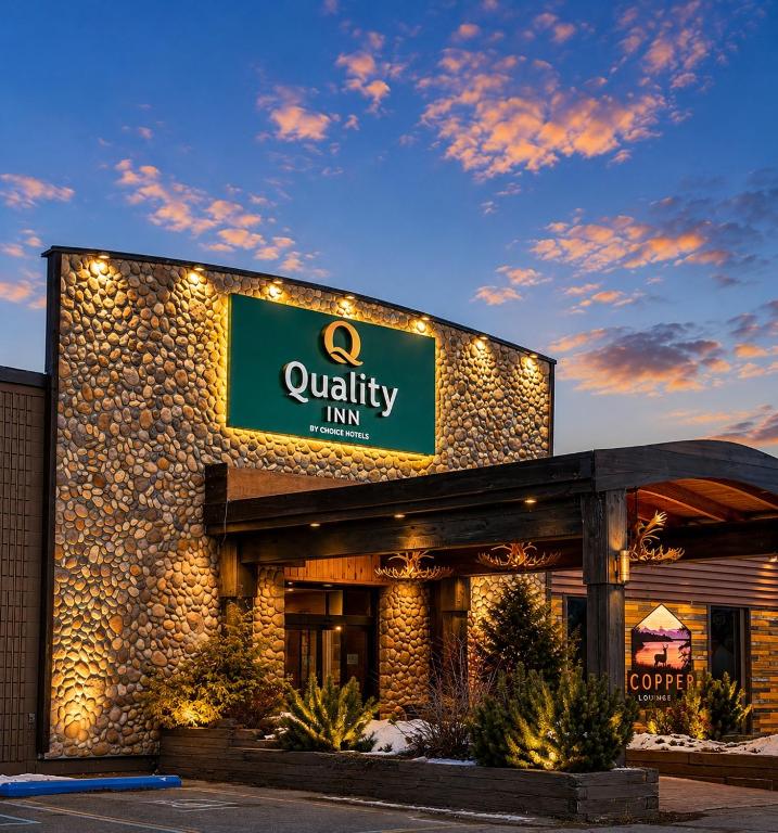 a quilty inn sign on the side of a building at Quality Inn Fort Frances in Fort Frances