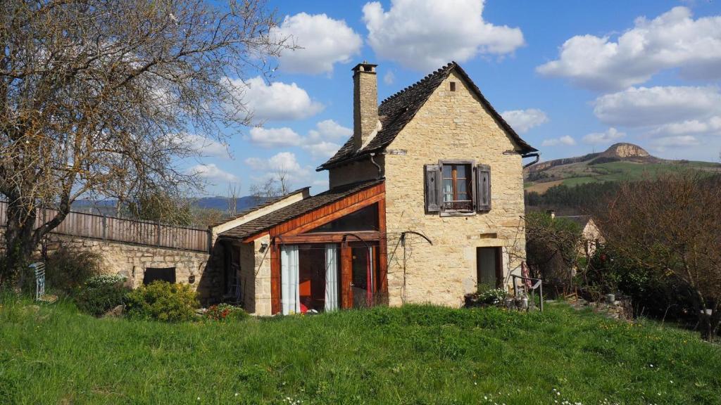 an old stone house in a field of grass at La maisonnette in Marvejols