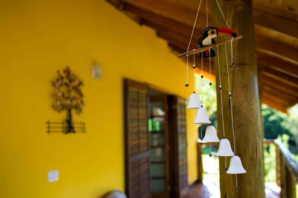 a bird on a pole with lights on a house at Pousada Villa dos Quilombolas in São Bento do Sapucaí