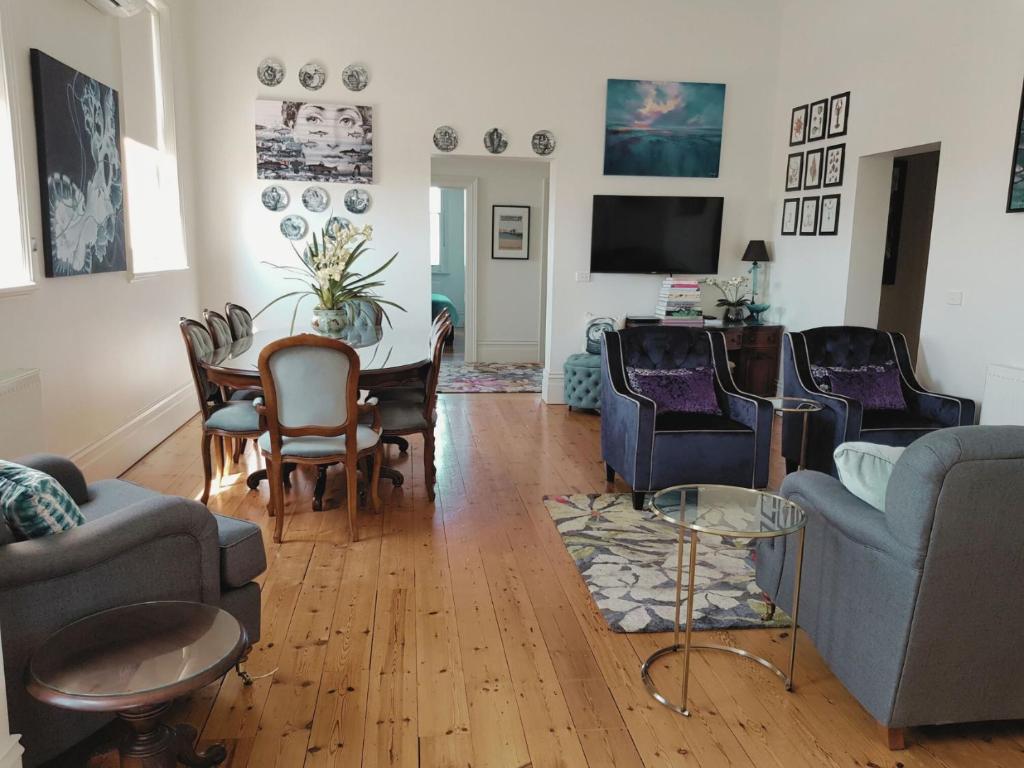 ein Wohnzimmer mit Tisch und Stühlen in der Unterkunft Ozone Tower in Queenscliff