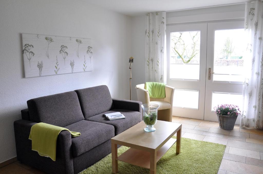 a living room with a couch and a table at Göcke's Haus und Garten in Wettringen