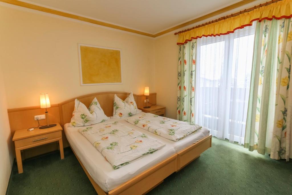 Postel nebo postele na pokoji v ubytování Alpenhotel Tauernstüberl