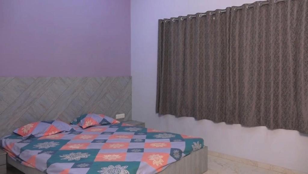 a bedroom with a bed and a window at New Central villa in Bapsai