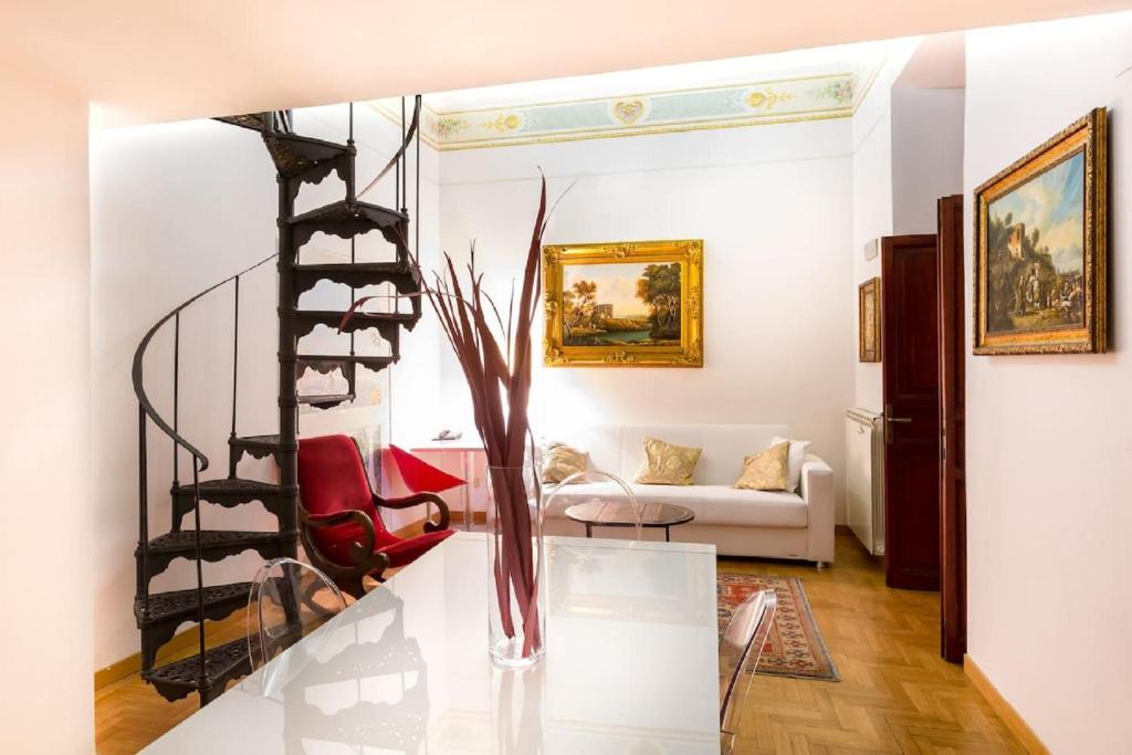 ローマにあるTrevispagna Charme Apartment Autonomousの花瓶のあるリビングルーム内の螺旋階段