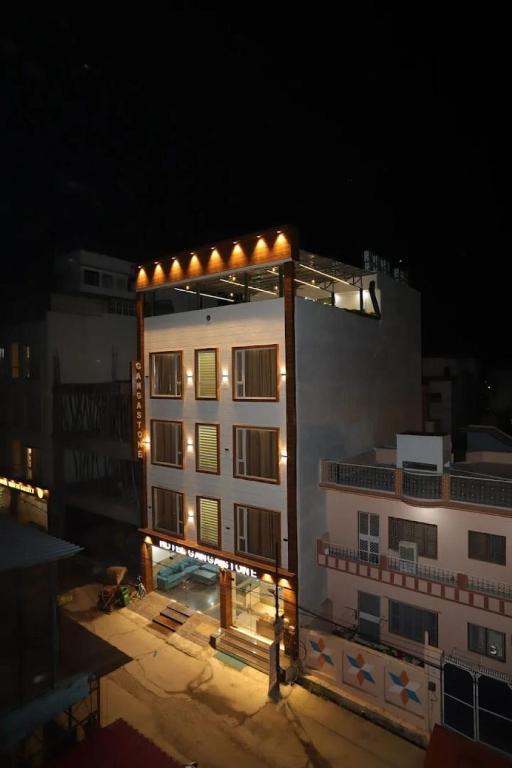 a building with lights on top of it at night at Hotel Ganga Stone in Rāiwāla
