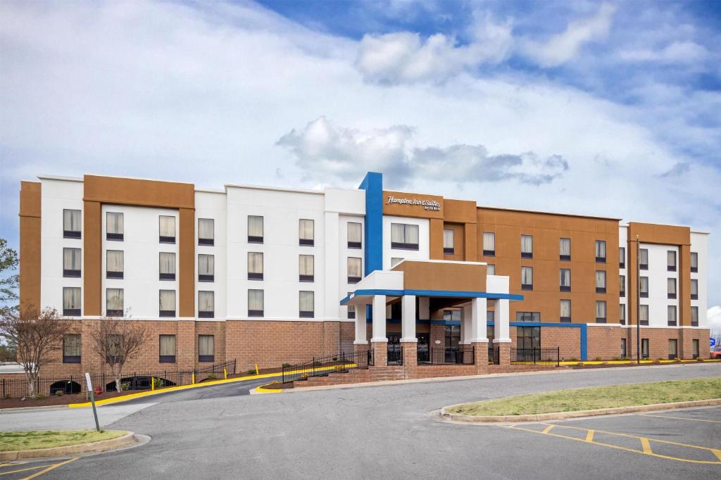 an empty parking lot in front of a building at Hampton Inn & Suites Augusta West in Quail Creek