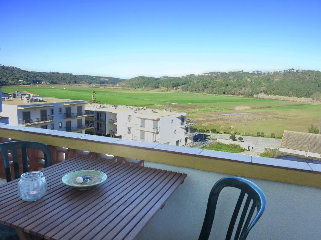 une table et des chaises sur un balcon avec vue dans l'établissement Casa VILA CEIXE, à Odeceixe