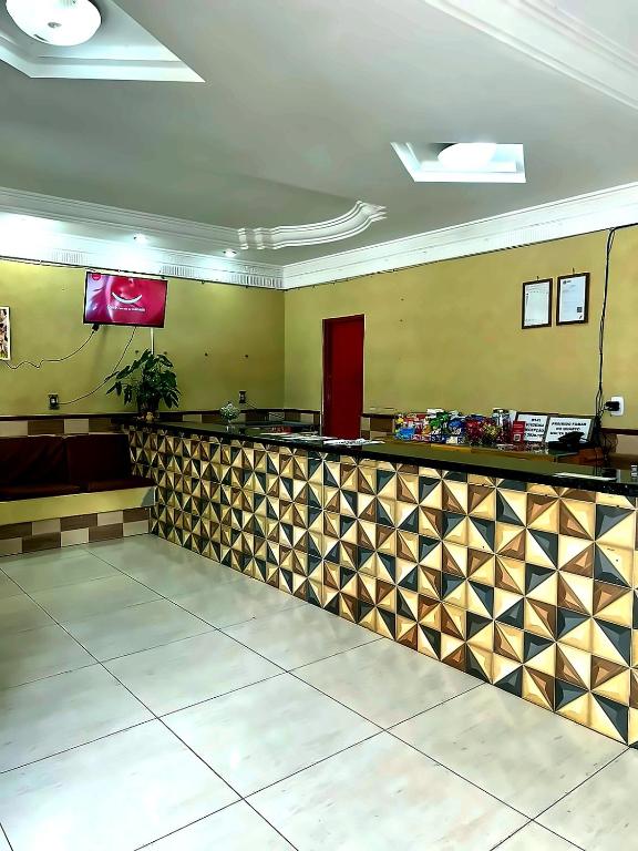 a restaurant with a counter in a room at Hotel Independência Executive in Goiânia
