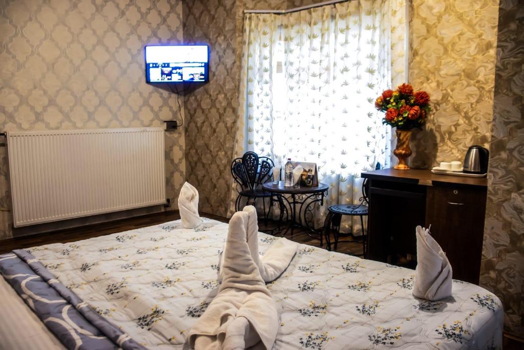 a hotel room with a bed and a television at Amberwoodinn in Munglor