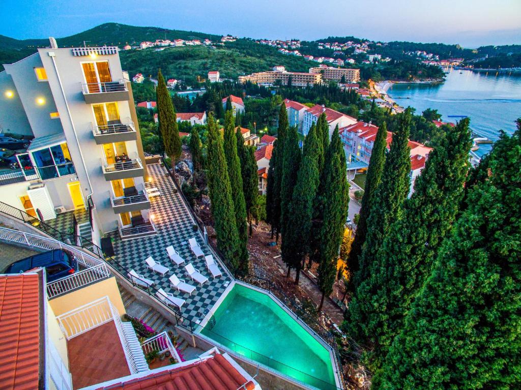 - une vue aérienne sur un complexe avec une piscine et des arbres dans l'établissement Apartments Didan, à Cavtat