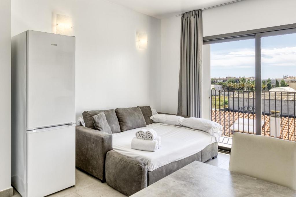 a living room with a couch and a large window at Giuliano Superior 4 personas in Empuriabrava