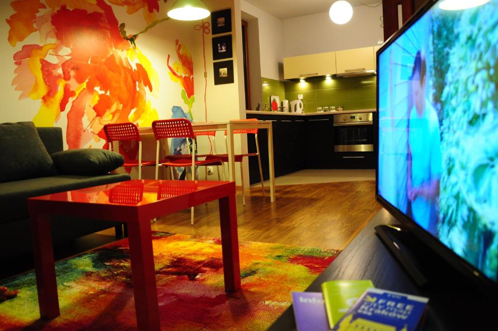 TV a/nebo společenská místnost v ubytování Color Apartment